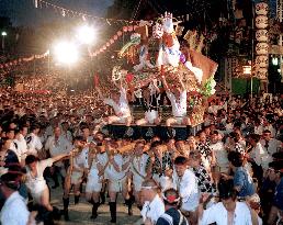 Hakata Yamagasa reaches climax with decorative float rush